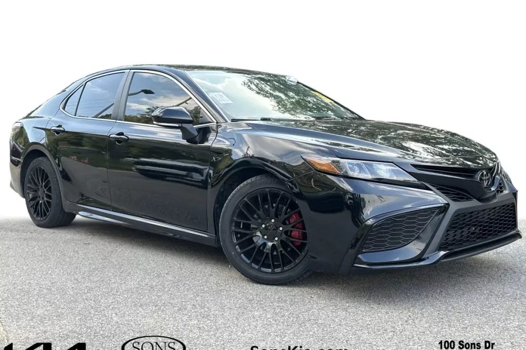 2022 Toyota Camry SE photo 1