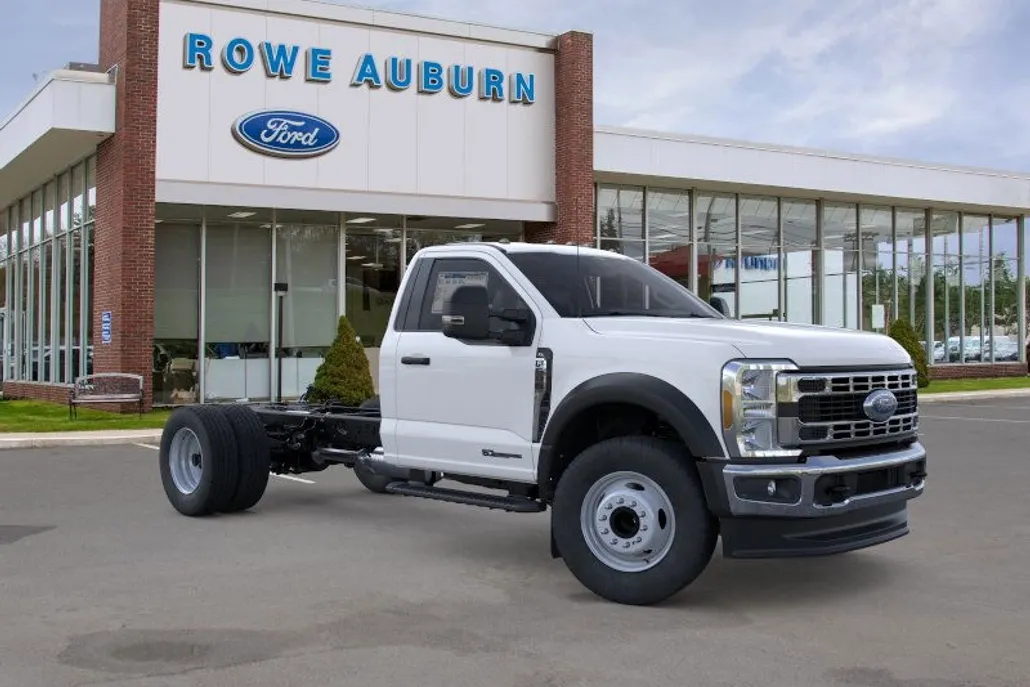 2025 Ford F-600 photo 1