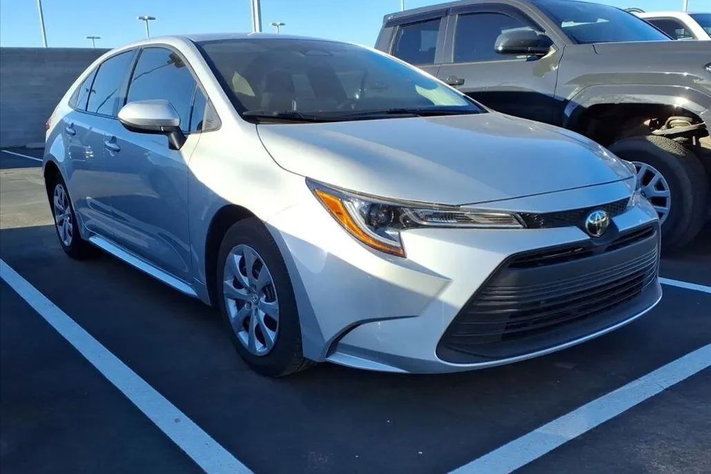 2023 Toyota Corolla LE photo 1