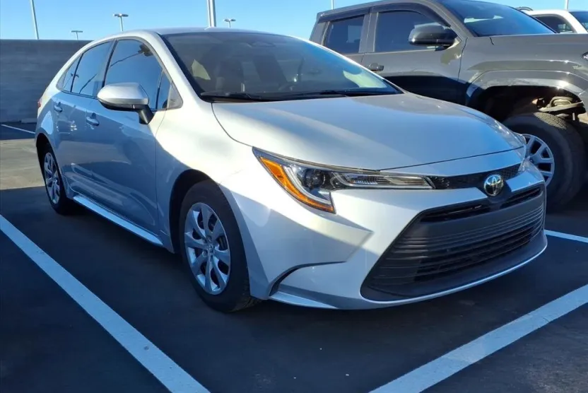 2023 Toyota Corolla LE photo 1