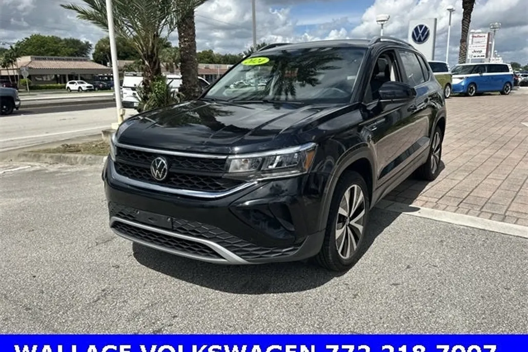 2024 Volkswagen Taos SE photo 1