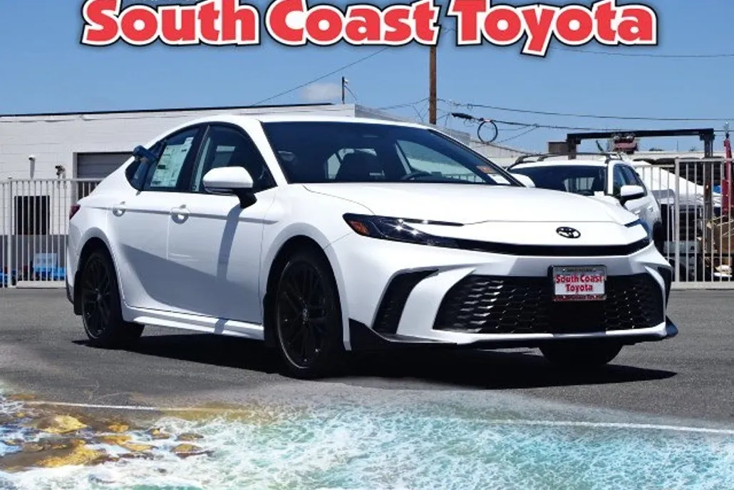 2025 Toyota Camry SE photo 1