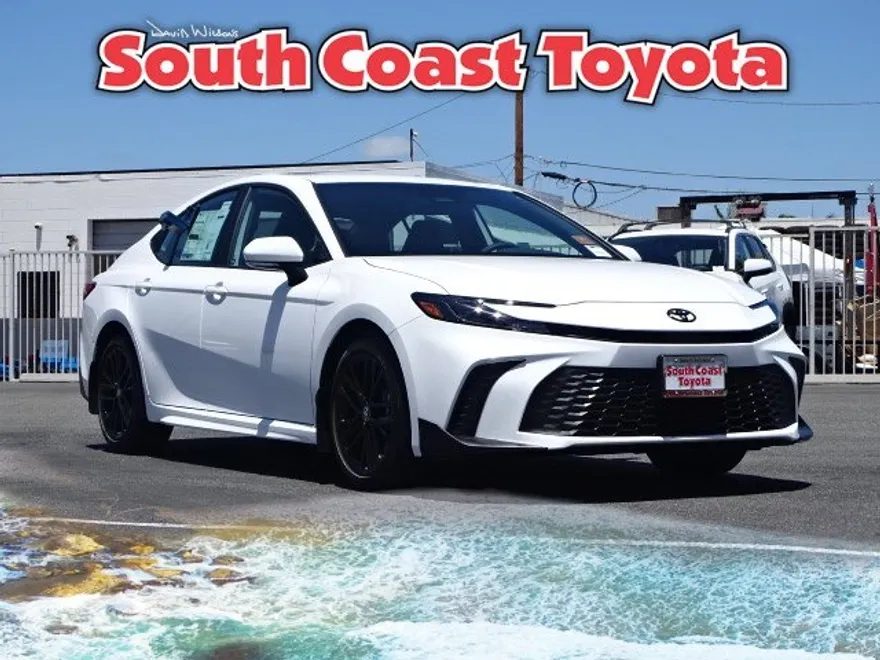2025 Toyota Camry SE photo 1