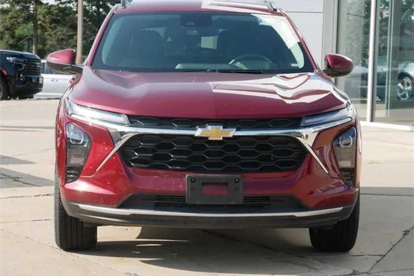 2024 Chevrolet Trax LT photo 1