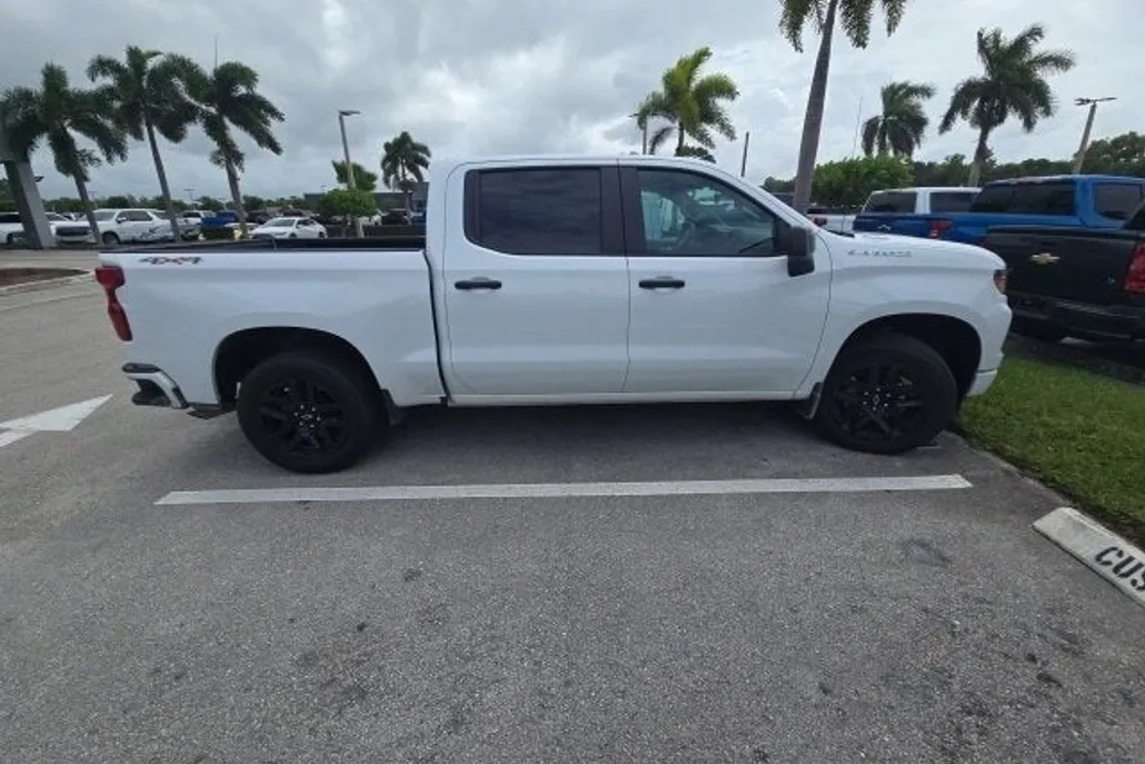2025 Chevrolet Silverado 1500 Custom photo 1