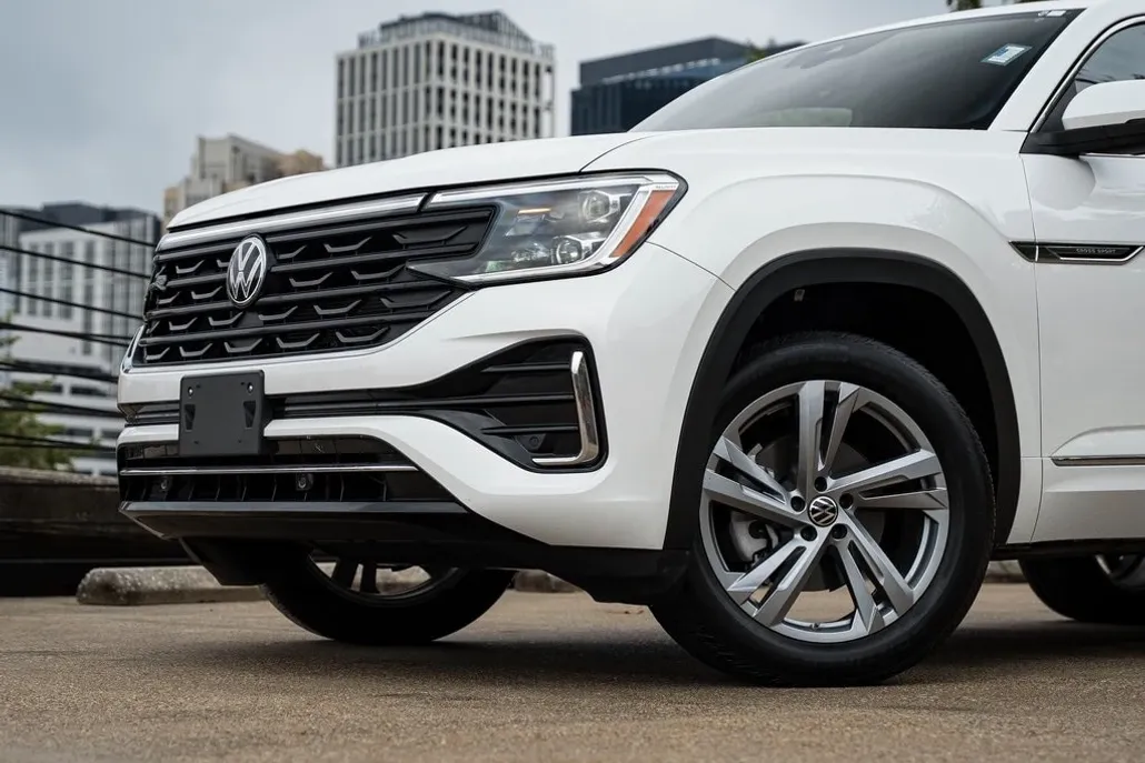 2024 Volkswagen Atlas Cross Sport SEL R-Line photo 1