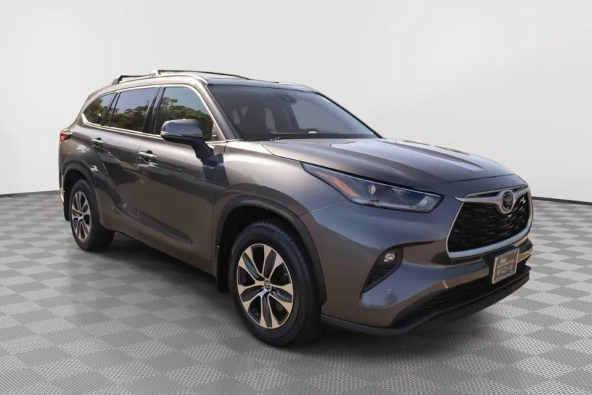 2021 Toyota Highlander XLE photo 1
