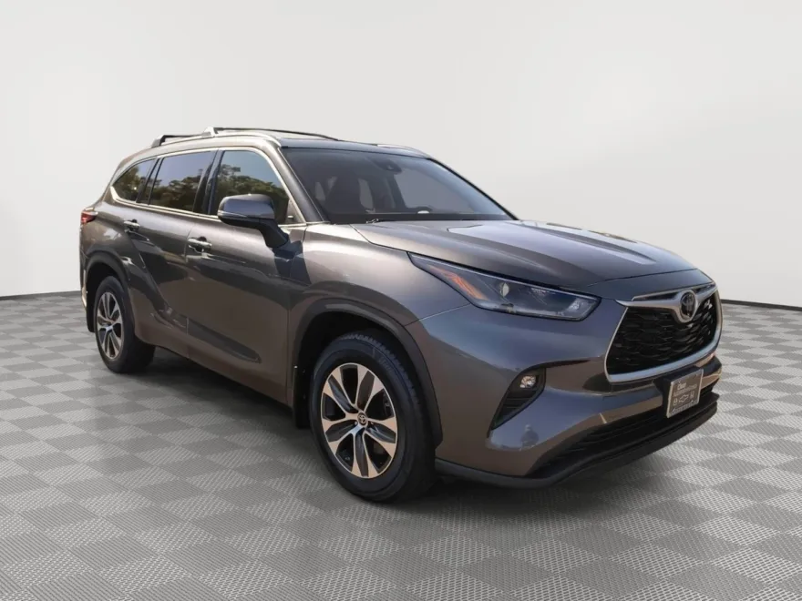 2021 Toyota Highlander XLE photo 1