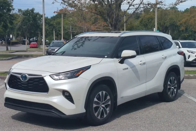 2020 Toyota Highlander Hybrid XLE photo 1