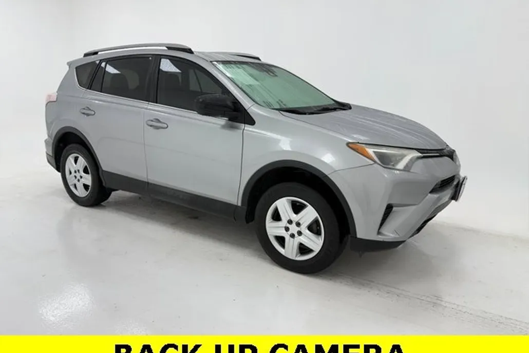 2018 Toyota RAV4 LE photo 1