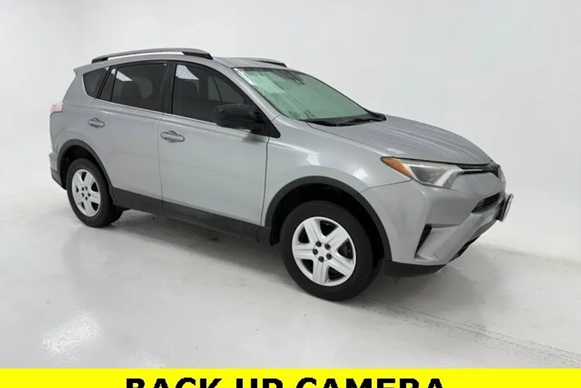 2018 Toyota RAV4 LE photo 1