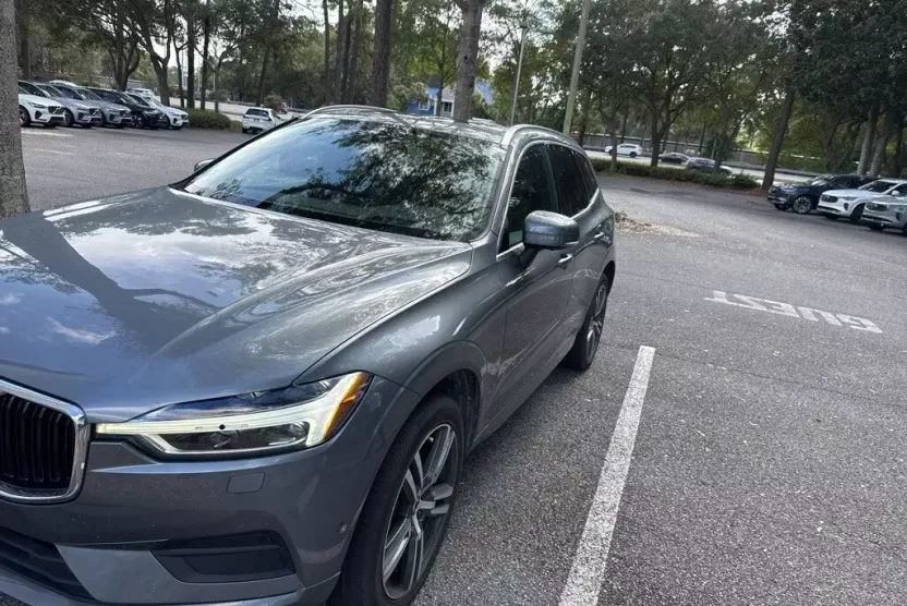 2019 Volvo XC60 Momentum photo 1