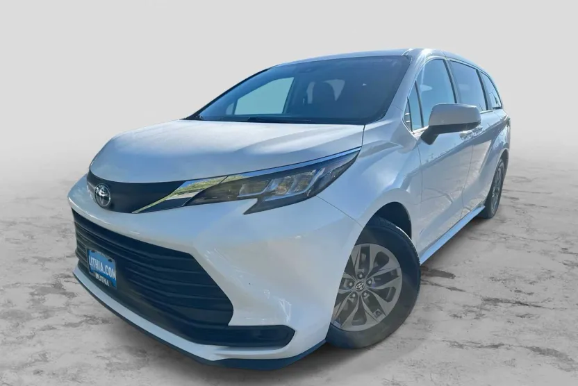 2023 Toyota Sienna LE photo 1
