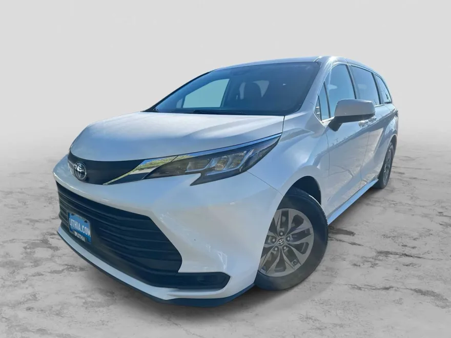 2023 Toyota Sienna LE photo 1