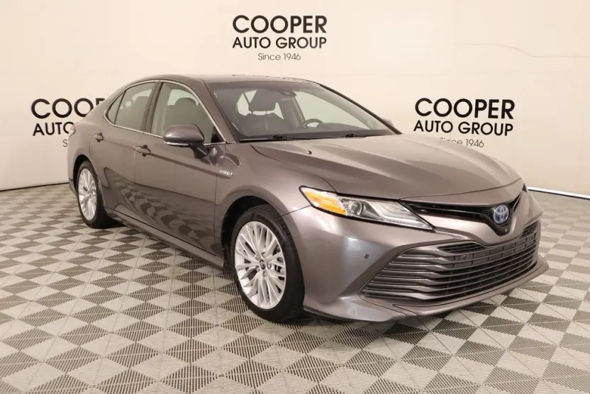 2019 Toyota Camry Hybrid LE photo 1