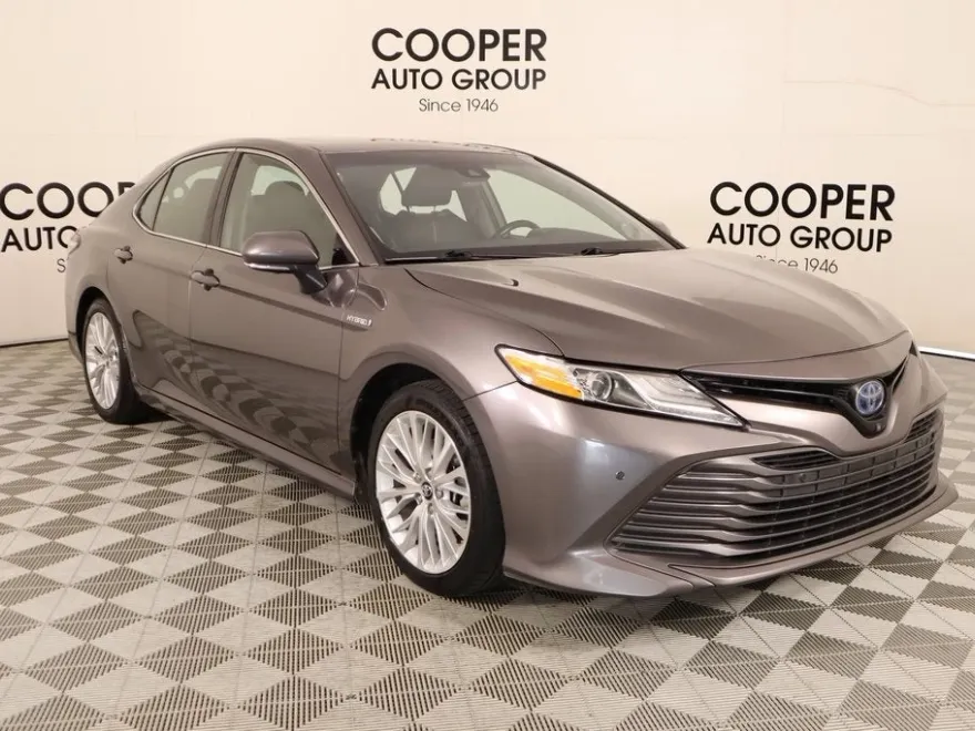 2019 Toyota Camry Hybrid LE photo 1