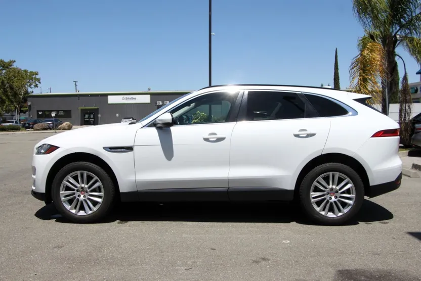 2017 Jaguar F-PACE Prestige photo 1