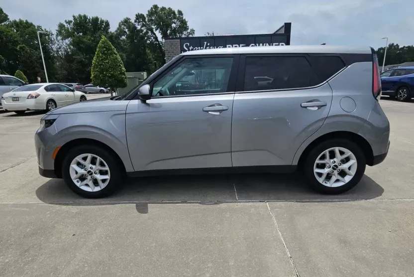 2023 Kia Soul LX photo 1