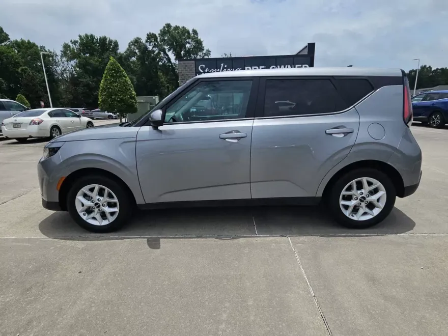 2023 Kia Soul LX photo 1