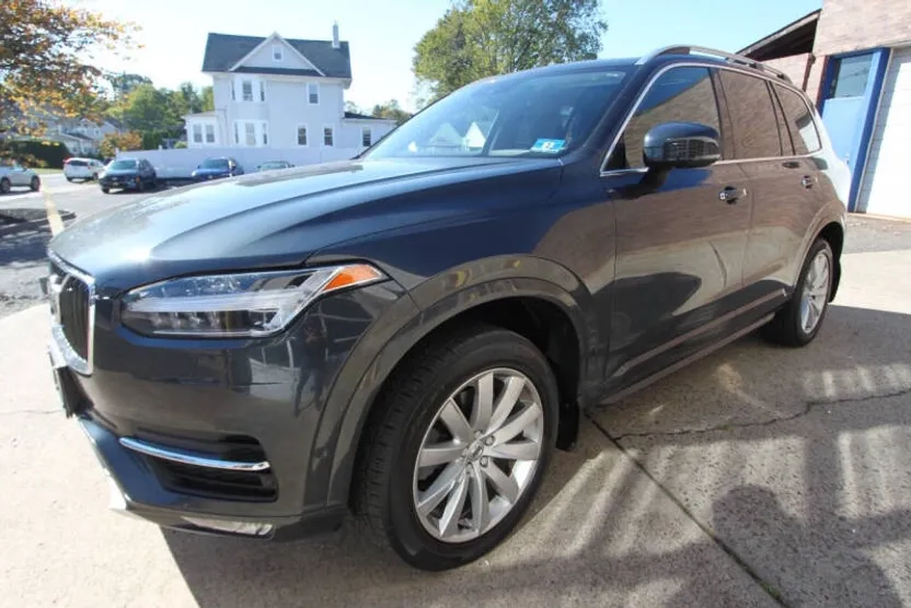 2016 Volvo XC90 T6 Momentum photo 1