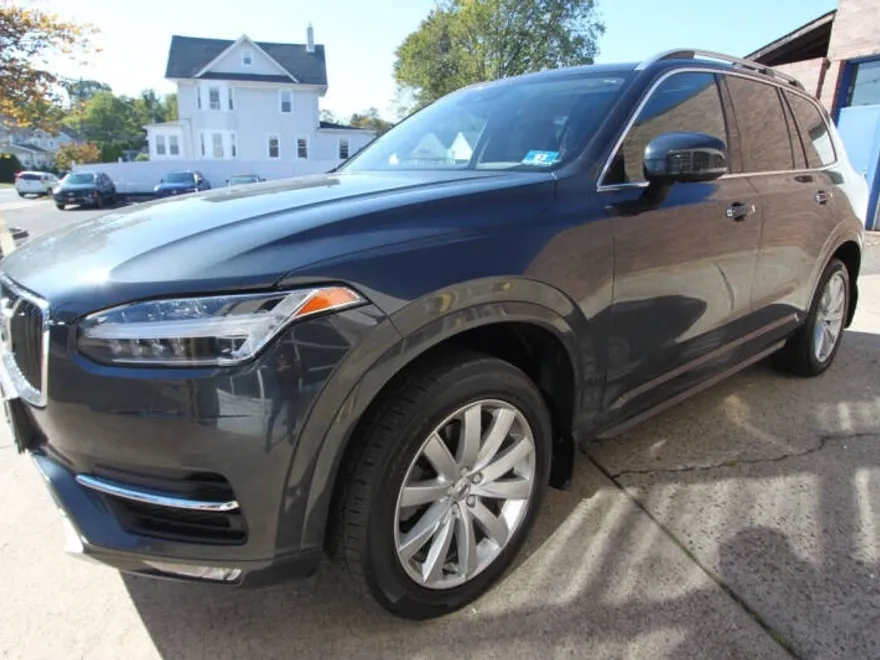 2016 Volvo XC90 T6 Momentum photo 1