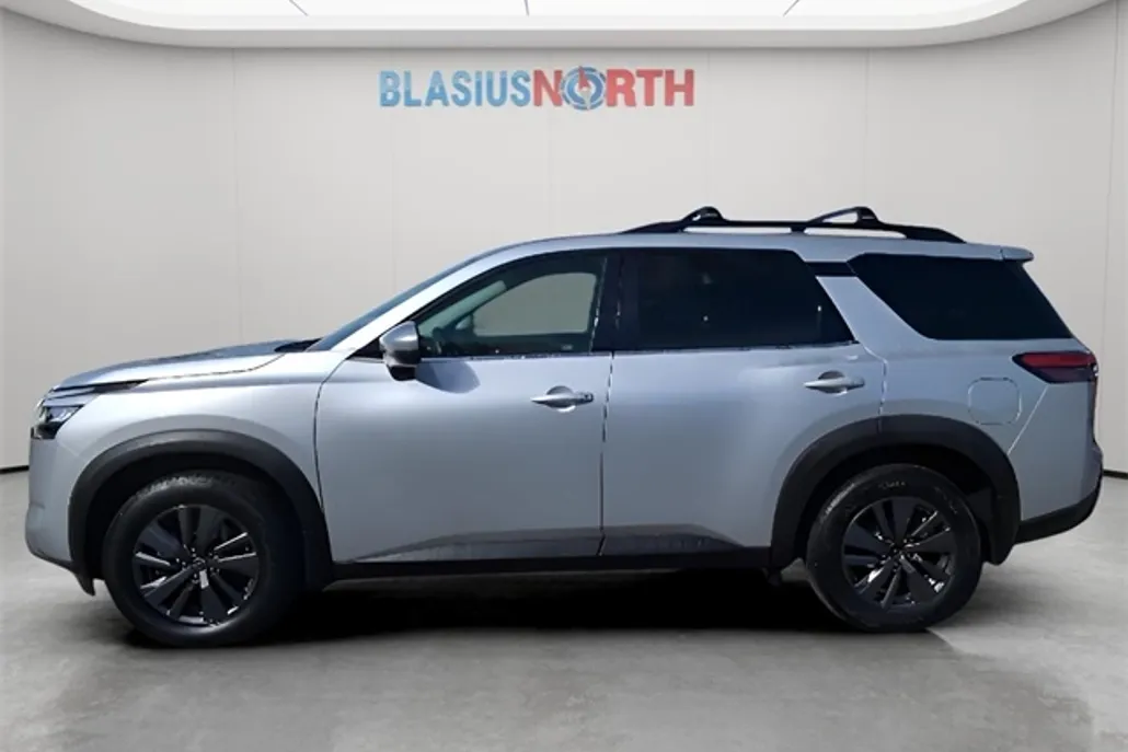 2022 Nissan Pathfinder SV photo 1