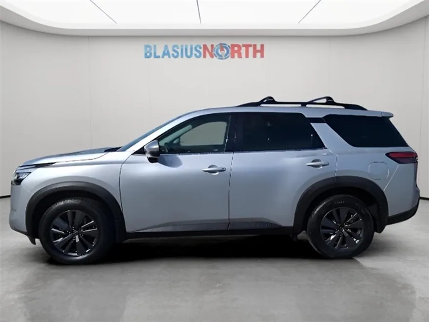 2022 Nissan Pathfinder SV photo 1