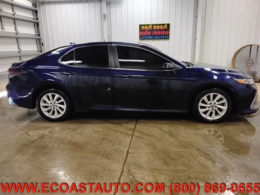 2022 Toyota Camry LE photo 1