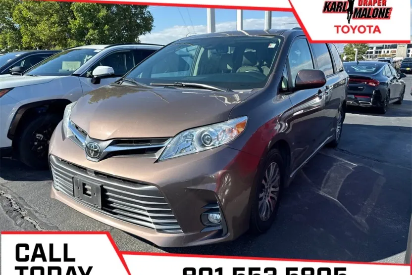 2020 Toyota Sienna XLE photo 1