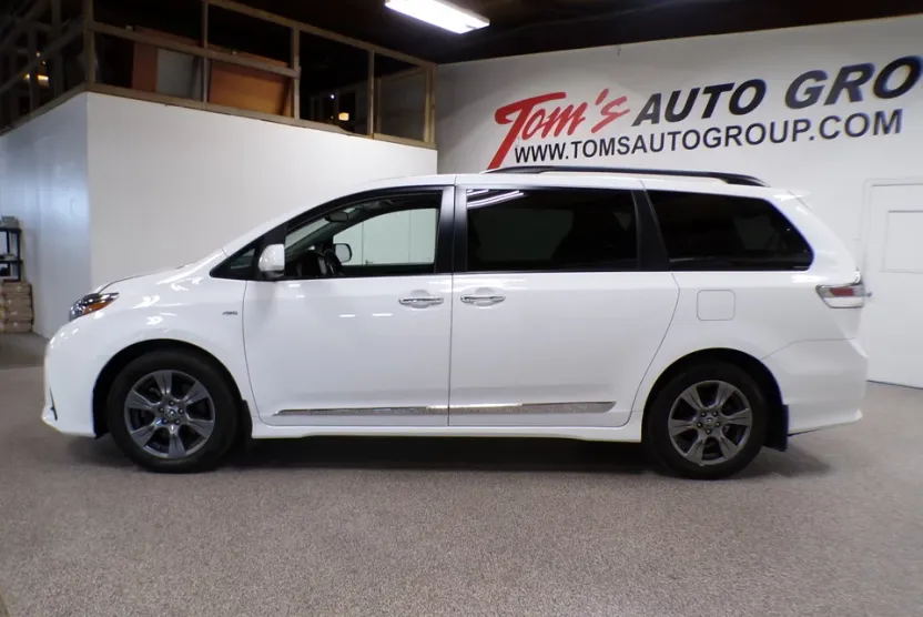 2019 Toyota Sienna SE photo 1