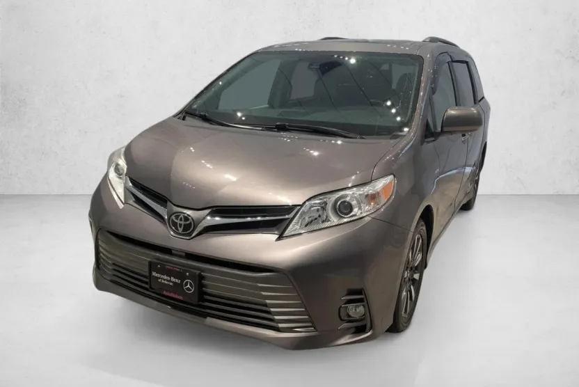 2019 Toyota Sienna XLE photo 1