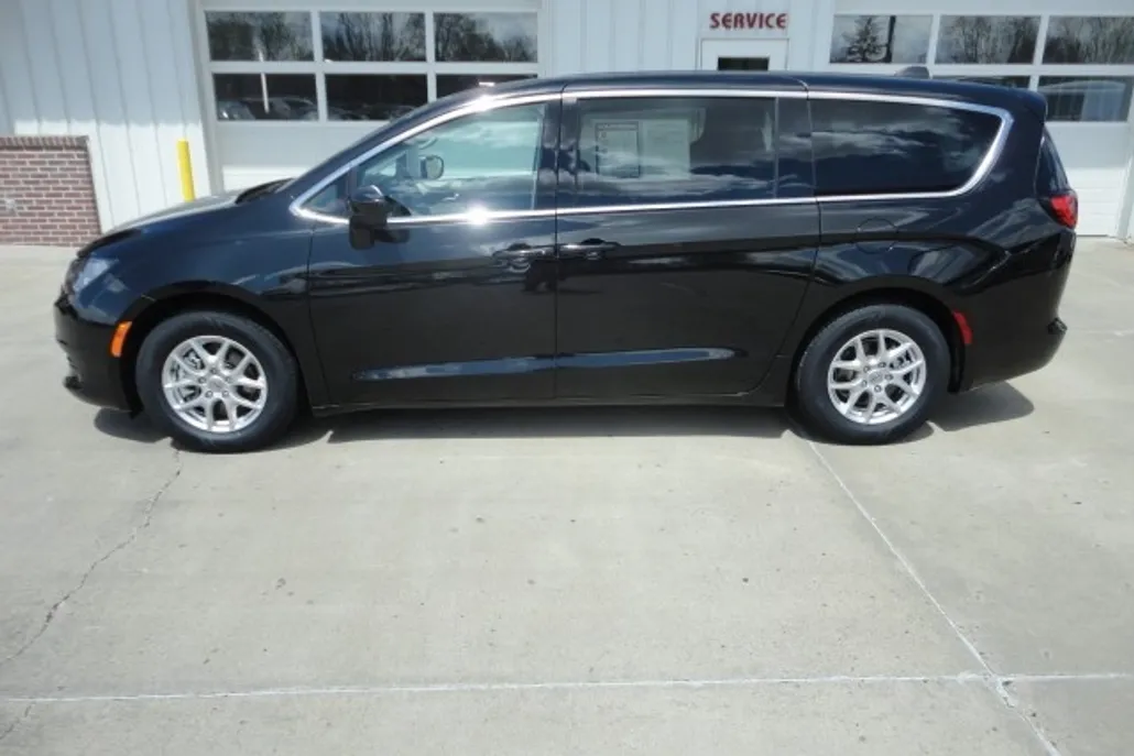 2023 Chrysler Voyager LX photo 1
