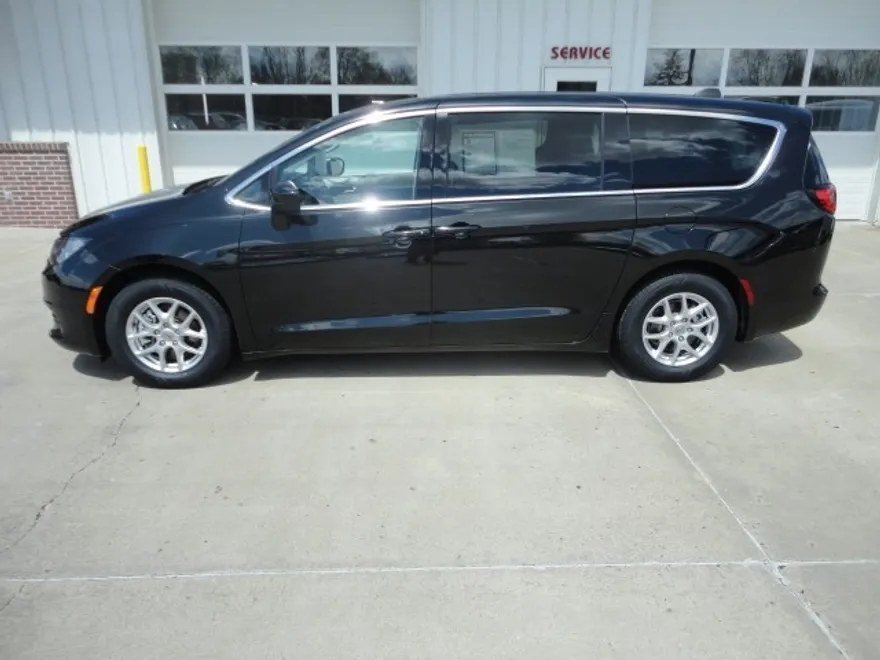 2023 Chrysler Voyager LX photo 1
