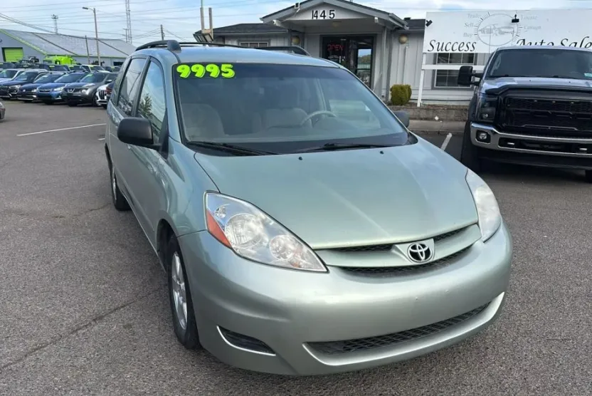 2010 Toyota Sienna LE photo 1