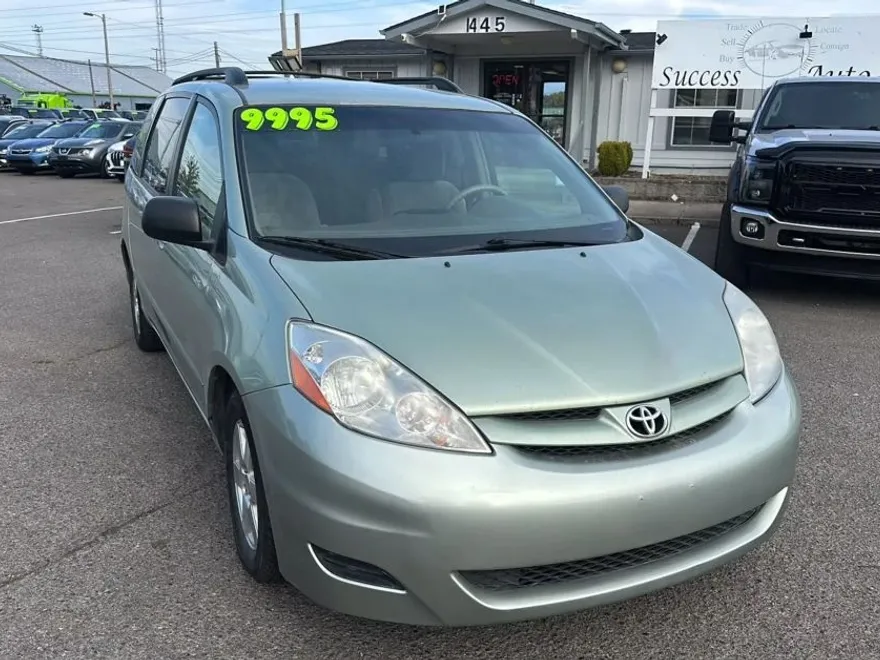 2010 Toyota Sienna LE photo 1