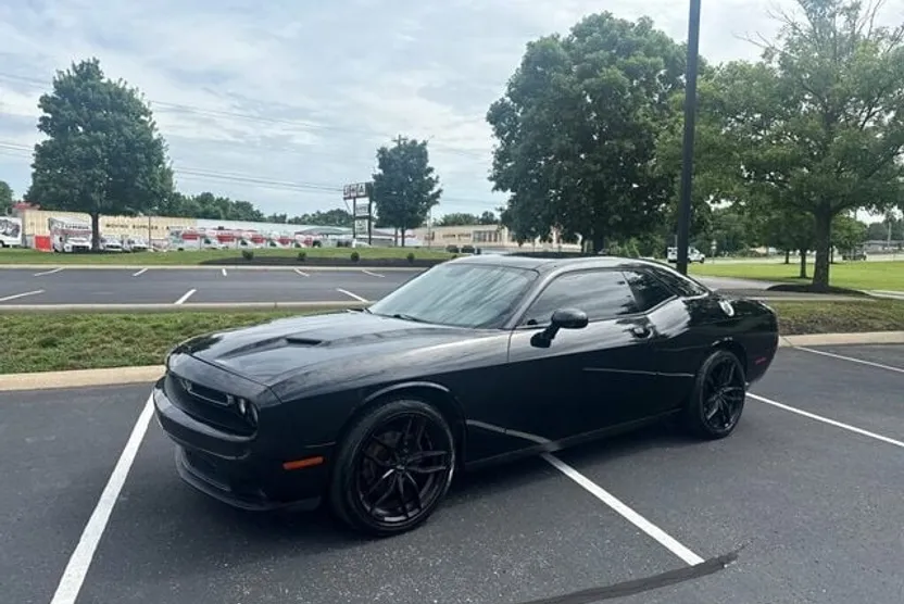 2017 Dodge Challenger SXT photo 1