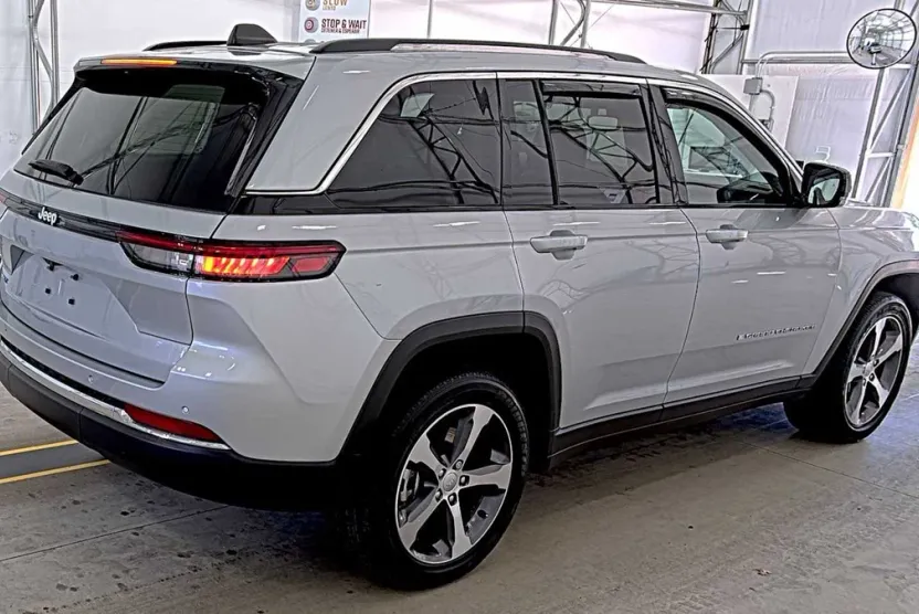 2023 Jeep Cherokee 4xe photo 1
