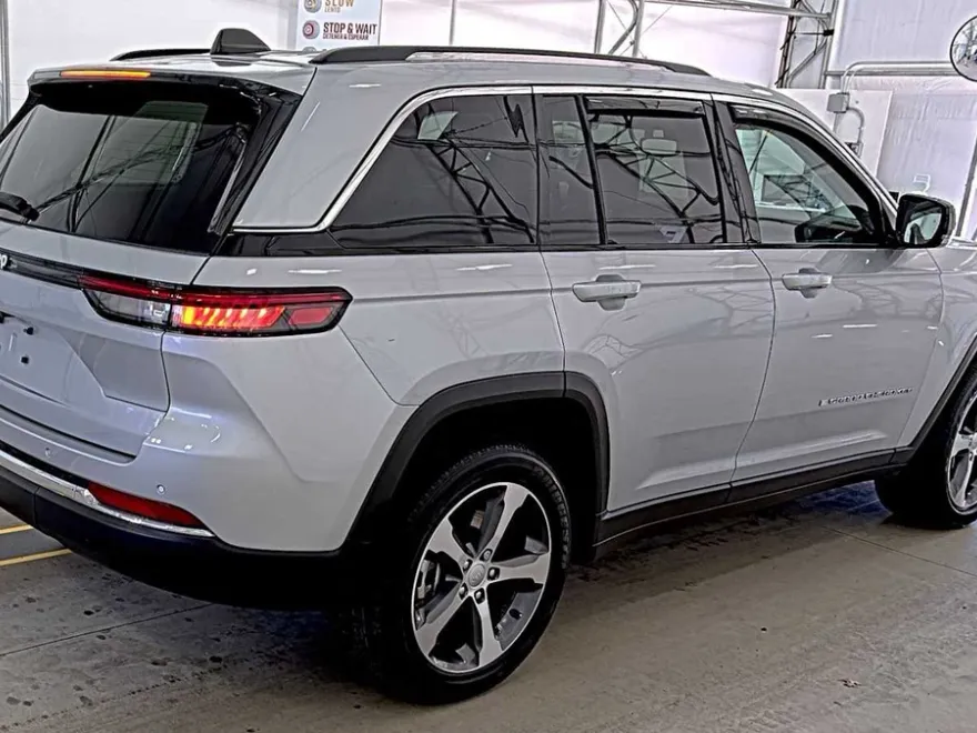 2023 Jeep Cherokee 4xe photo 1
