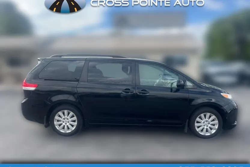 2012 Toyota Sienna LE photo 1