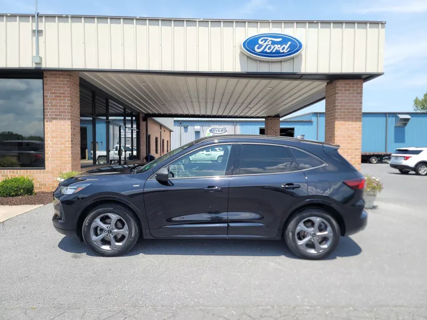 2023 Ford Escape ST-Line photo 1