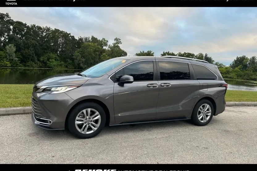 2022 Toyota Sienna Limited photo 1