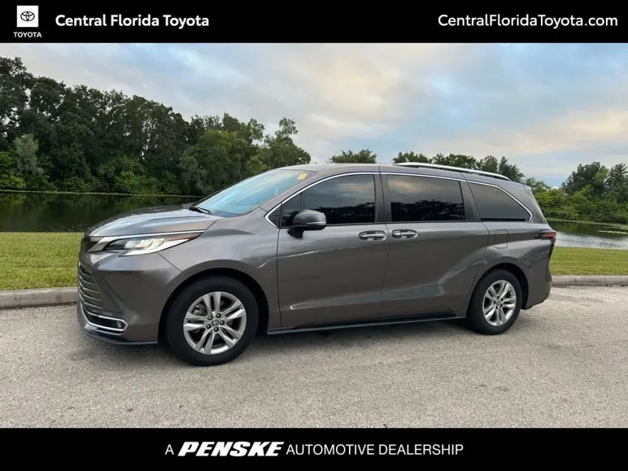 2022 Toyota Sienna Limited photo 1