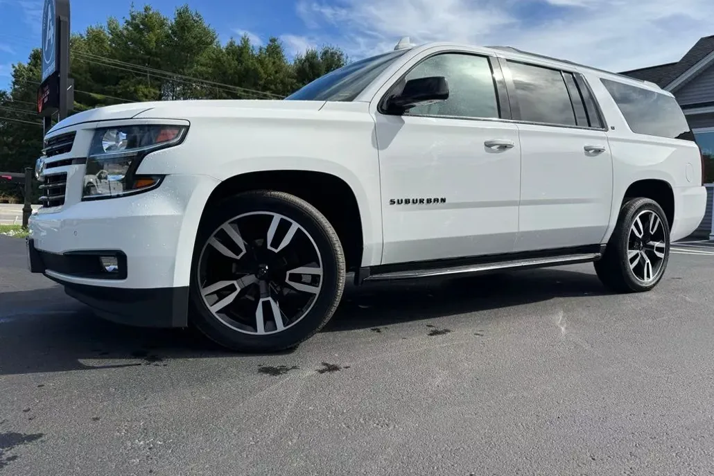 2020 Chevrolet Suburban LT photo 1