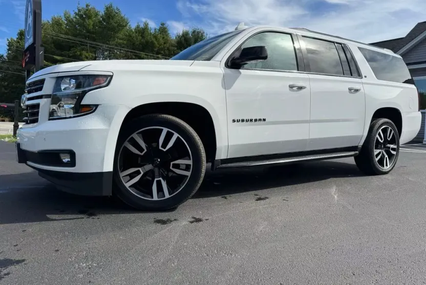 2020 Chevrolet Suburban LT photo 1