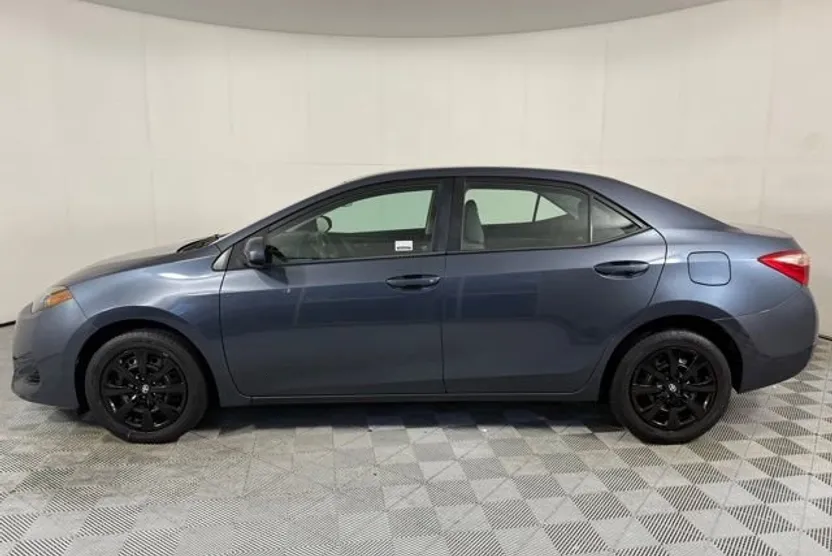 2017 Toyota Corolla LE photo 1
