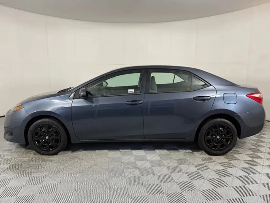 2017 Toyota Corolla LE photo 1