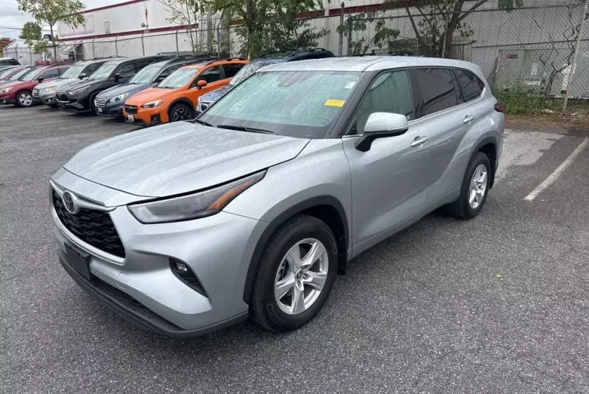 2022 Toyota Highlander LE photo 1