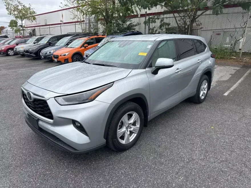 2022 Toyota Highlander LE photo 1