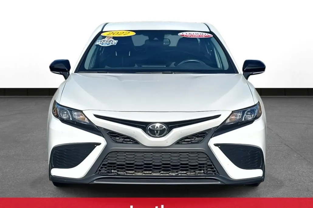 2022 Toyota Camry SE photo 1