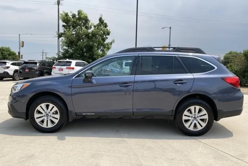 2017 Subaru Outback Premium photo 1